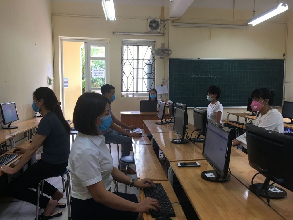 Ban tuyển sinh trường tiểu học Ngọc Hà tiếp tục hỗ trợ CMHS trong ngày thứ 2 tuyển sinh trực tuyến lớp 1 năm học 2020 - 2021
