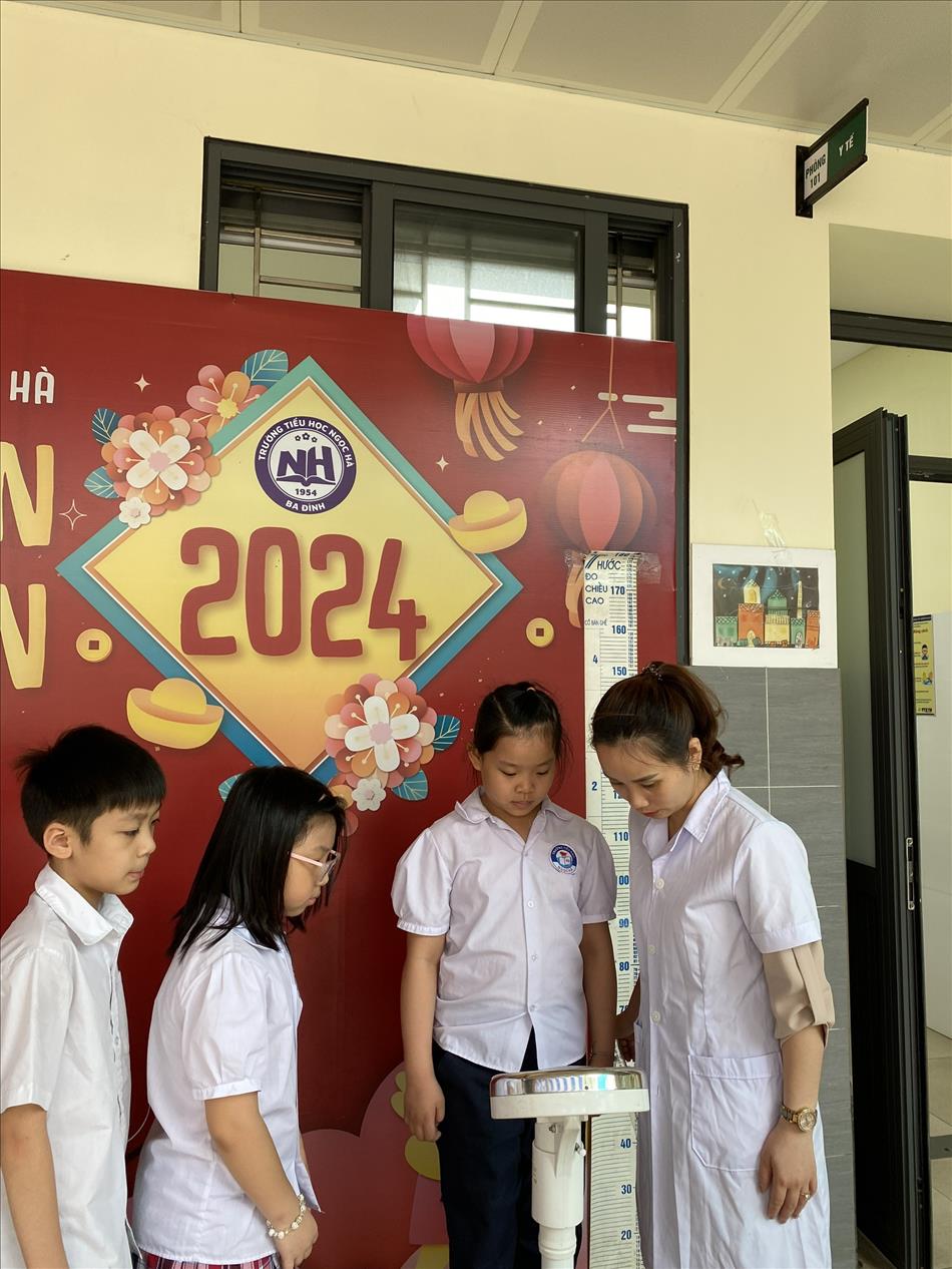 Trường Tiểu học Ngọc Hà tổ chức khám sức khỏe định kỳ, đo chiều cao, cân nặng cho các con học sinh cuối năm học.